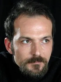 배우인 무하네트 유주네르의 대표 이미지