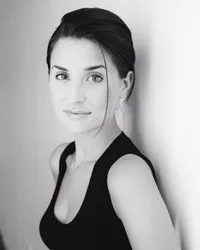 배우인 브린 맥올리의 대표 이미지