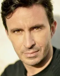 영화배우인 이완 로스의 대표 이미지