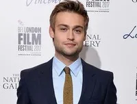 영화배우인 더글라스 부스의 대표 이미지