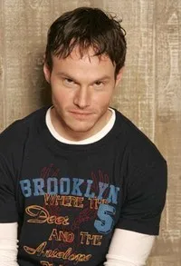 시나리오작가인 크리스 테리오의 대표 이미지