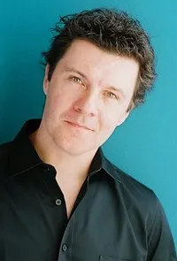 영화배우인 콜린 파라딘의 대표 이미지