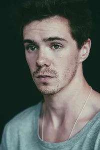 영화배우인 샘 킬리의 대표 이미지