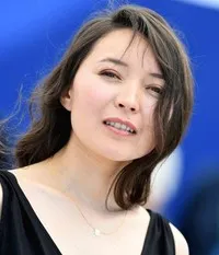 영화배우인 사말 예슬리야모바의 대표 이미지