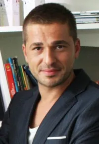 영화배우인 엥인 알탄 두지야탄의 대표 이미지