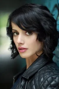 영화배우인 암리타 아카리아의 대표 이미지