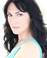 영화배우인 카이라 자고르스키의 대표 이미지