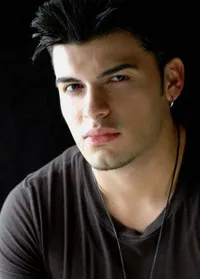 영화배우인 칼루치 웨이안트의 대표 이미지