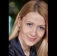 영화배우인 모니카 발사이의 대표 이미지