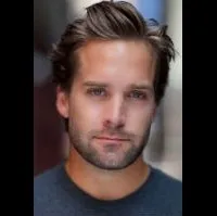 영화배우인 타일러 홀링거의 대표 이미지