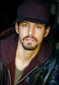 영화배우인 딘 J. 웨스트의 대표 이미지