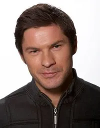 영화배우인 닐스 반 자스벨드의 대표 이미지