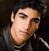 영화배우인 데얀 로욜라의 대표 이미지