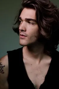 영화배우인 데빈 보니의 대표 이미지