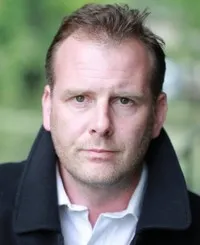 영화배우인 팀 월러스의 대표 이미지