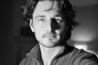 영화감독인 바나비 사우스콤의 대표 이미지