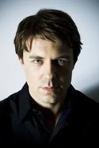 영화배우인 앤드류 버칸의 대표 이미지