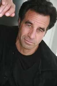 영화배우인 레이 아부르조의 대표 이미지