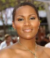 영화배우인 네요 왈라스의 대표 이미지