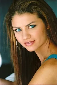 영화배우인 캐롤라인 마라키의 대표 이미지