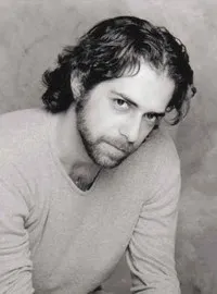 영화배우인 안토니 코르티즈의 대표 이미지