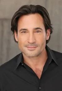 영화배우인 그레고리 자리안의 대표 이미지