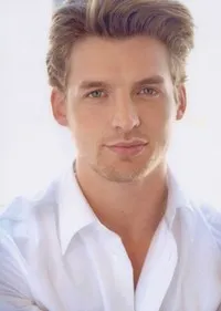 영화배우인 도니 보아즈의 대표 이미지