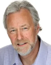 영화배우인 피터 맥캘럼의 대표 이미지