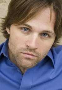 시나리오작가인 트래비스 크림의 대표 이미지