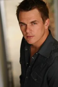 영화배우인 데릭 레이의 대표 이미지