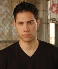 영화배우인 레오 미나야의 대표 이미지