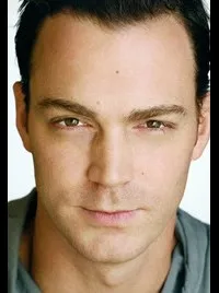 영화배우인 도미닉 보가트의 대표 이미지