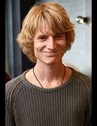 영화배우인 맥스 오바스카의 대표 이미지