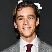 영화배우인 브렌튼 스웨이츠의 대표 이미지