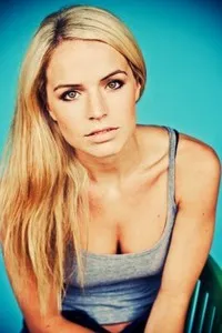 영화배우인 에밀리 알라탈로의 대표 이미지