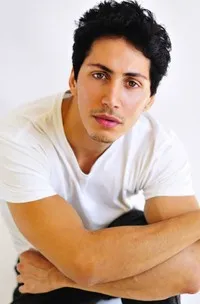 영화배우인 스티븐 멀타리의 대표 이미지