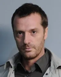 영화배우인 데얀 릴릭의 대표 이미지