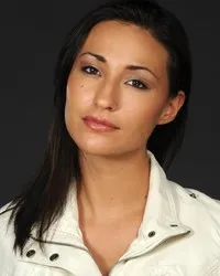 영화배우인 모니크 칸델라리아의 대표 이미지