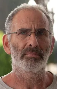 영화배우인 샤이 아비비의 대표 이미지