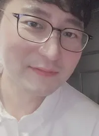 영화감독, 극작가인 모칸의 대표 이미지