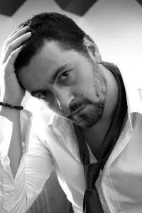 영화배우인 비사르 비시카의 대표 이미지