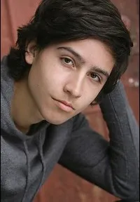 영화배우인 로렌조 제임스 헨리의 대표 이미지