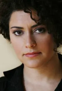 영화배우인 파리바 보나크다르의 대표 이미지