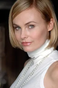 영화배우인 애니 리틀의 대표 이미지