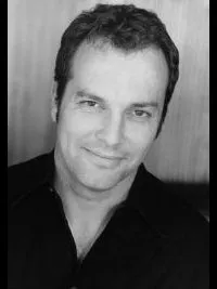 영화배우인 돈 우드의 대표 이미지