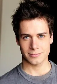 영화배우인 알렉스 알리오의 대표 이미지