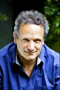 음악감독인 루이 랑그레의 대표 이미지