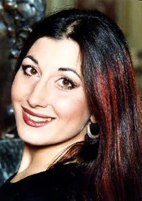 성악가인 나디아 크라스테바의 대표 이미지