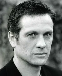 영화배우인 사이먼 메럴스의 대표 이미지