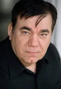 영화배우인 무니르 캣치의 대표 이미지